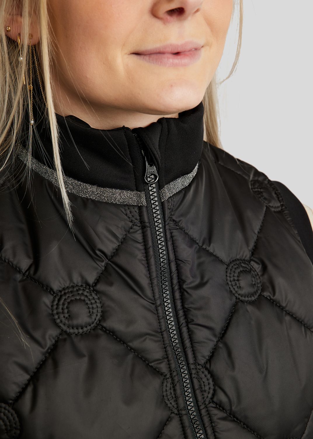 MoMartina Hybrid Vest m. Kviltet Monogram - Sort 