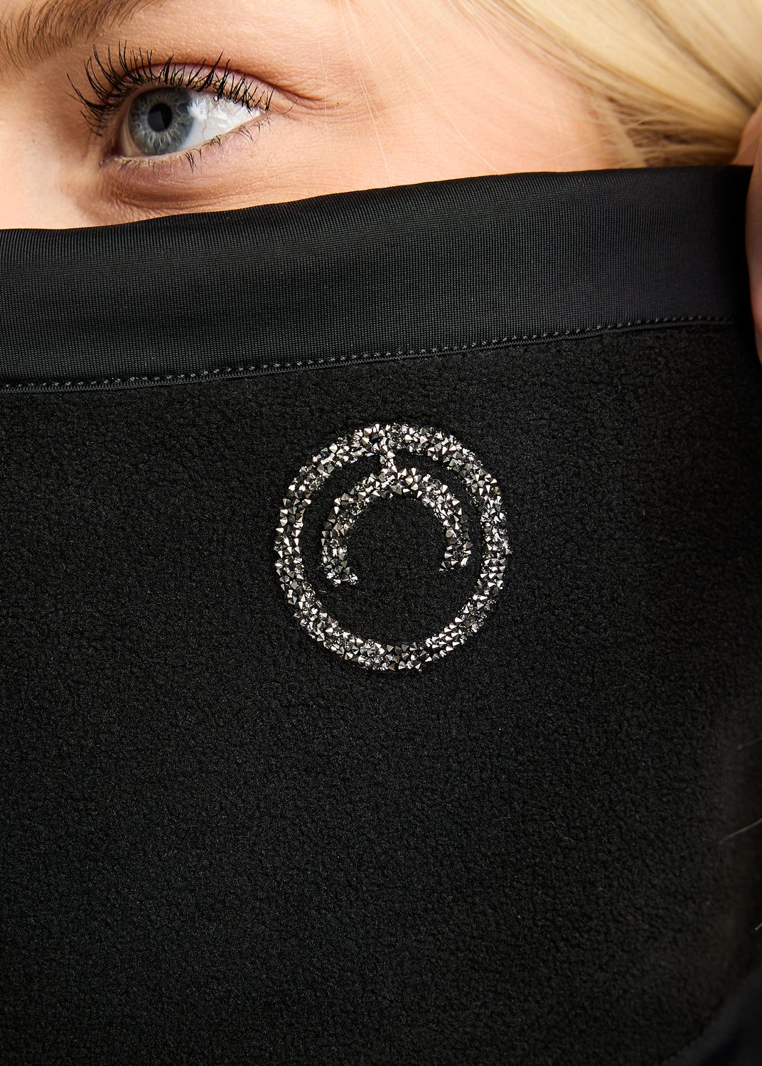 MoEllie Fleece Neckwarmer w. Gun Metal Crystal Tape Logo - Black 