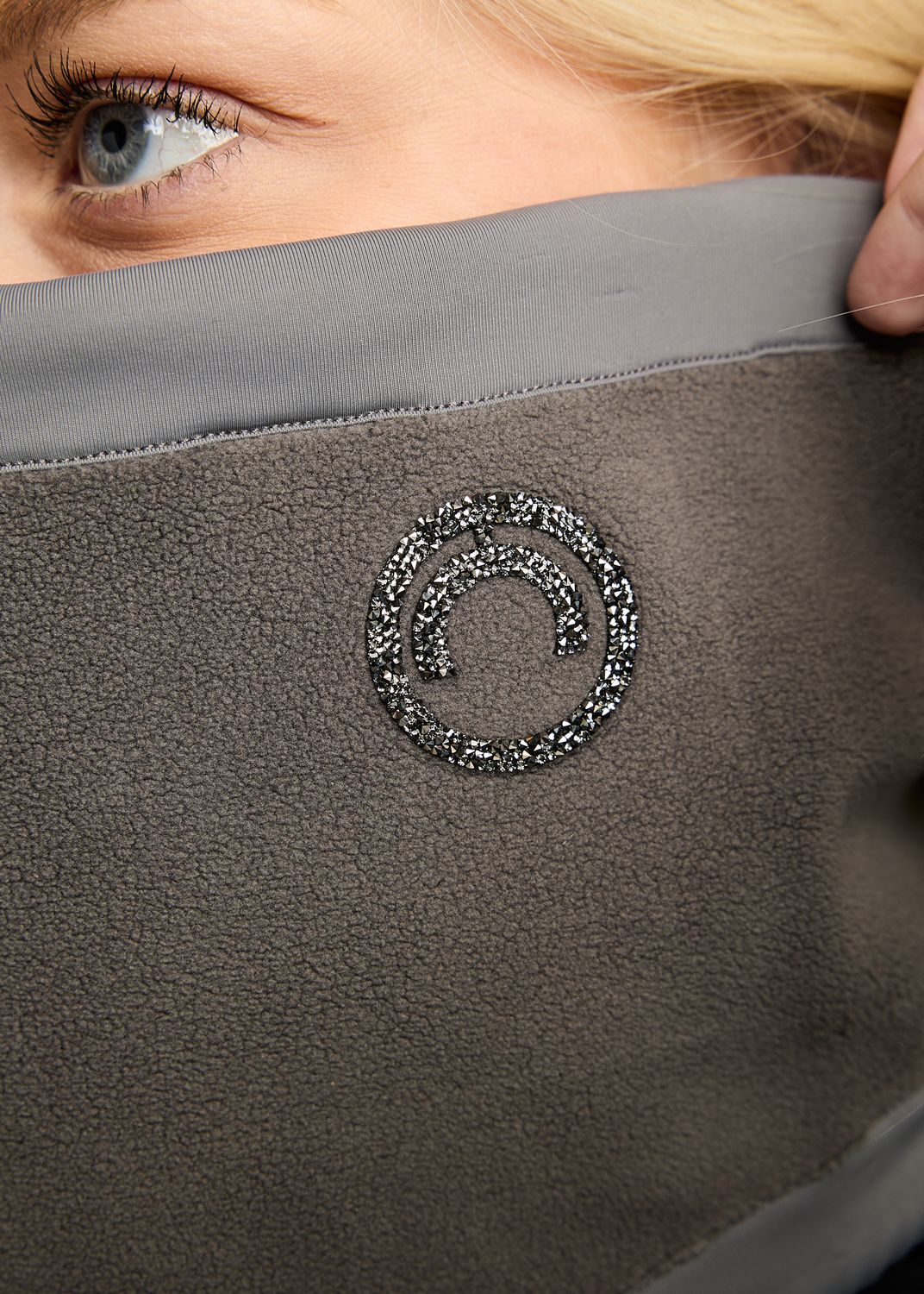 MoEllie Fleece Neckwarmer w. Gun Metal Crystal Tape Logo - Grey 
