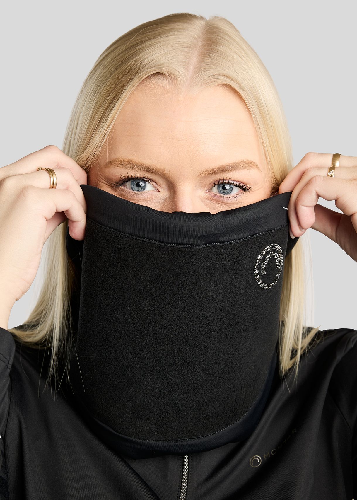 MoEllie Fleece Neckwarmer w. Gun Metal Crystal Tape Logo - Black 