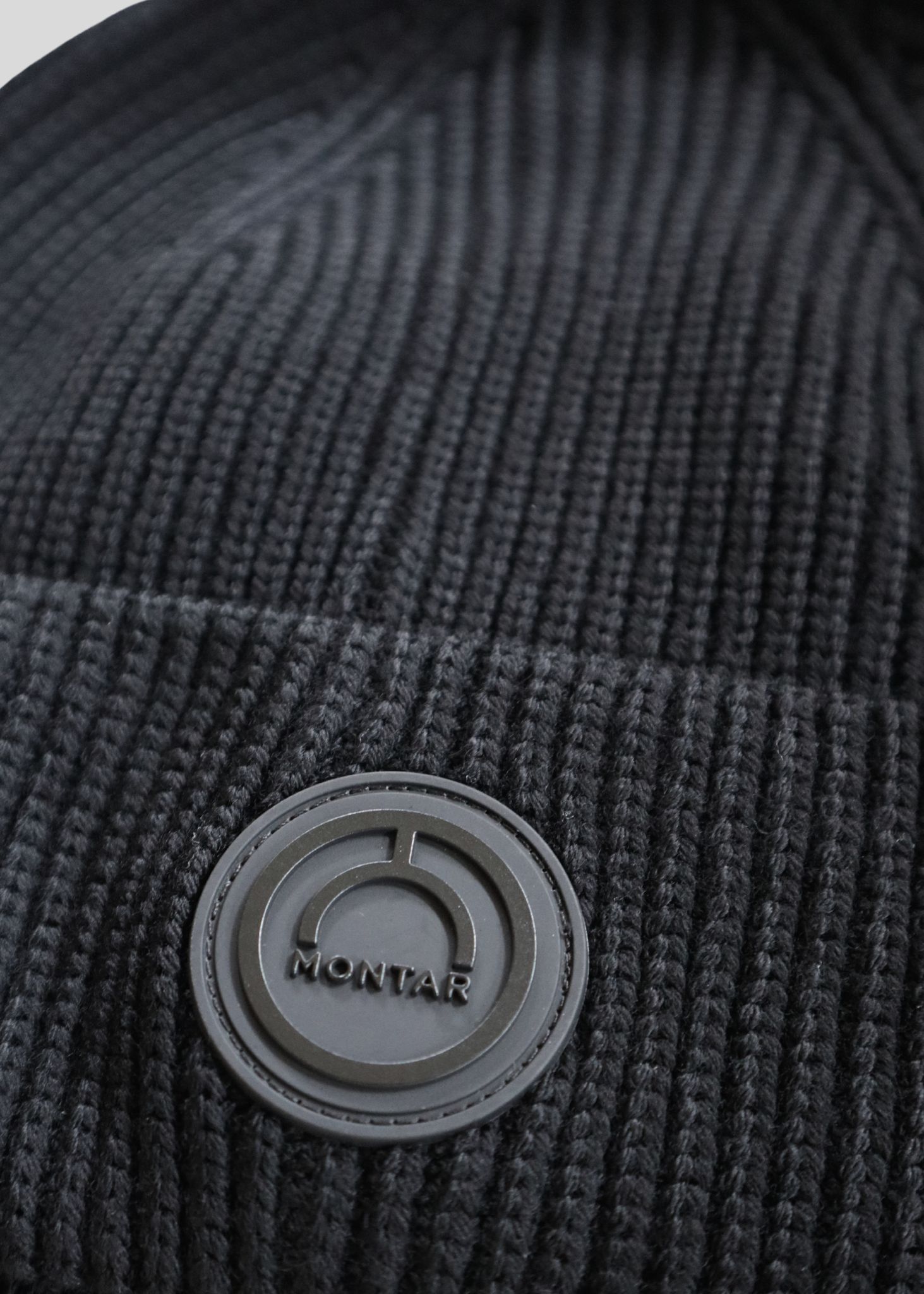 Black Knitted Wool Hat w. Logo Badge - Black 