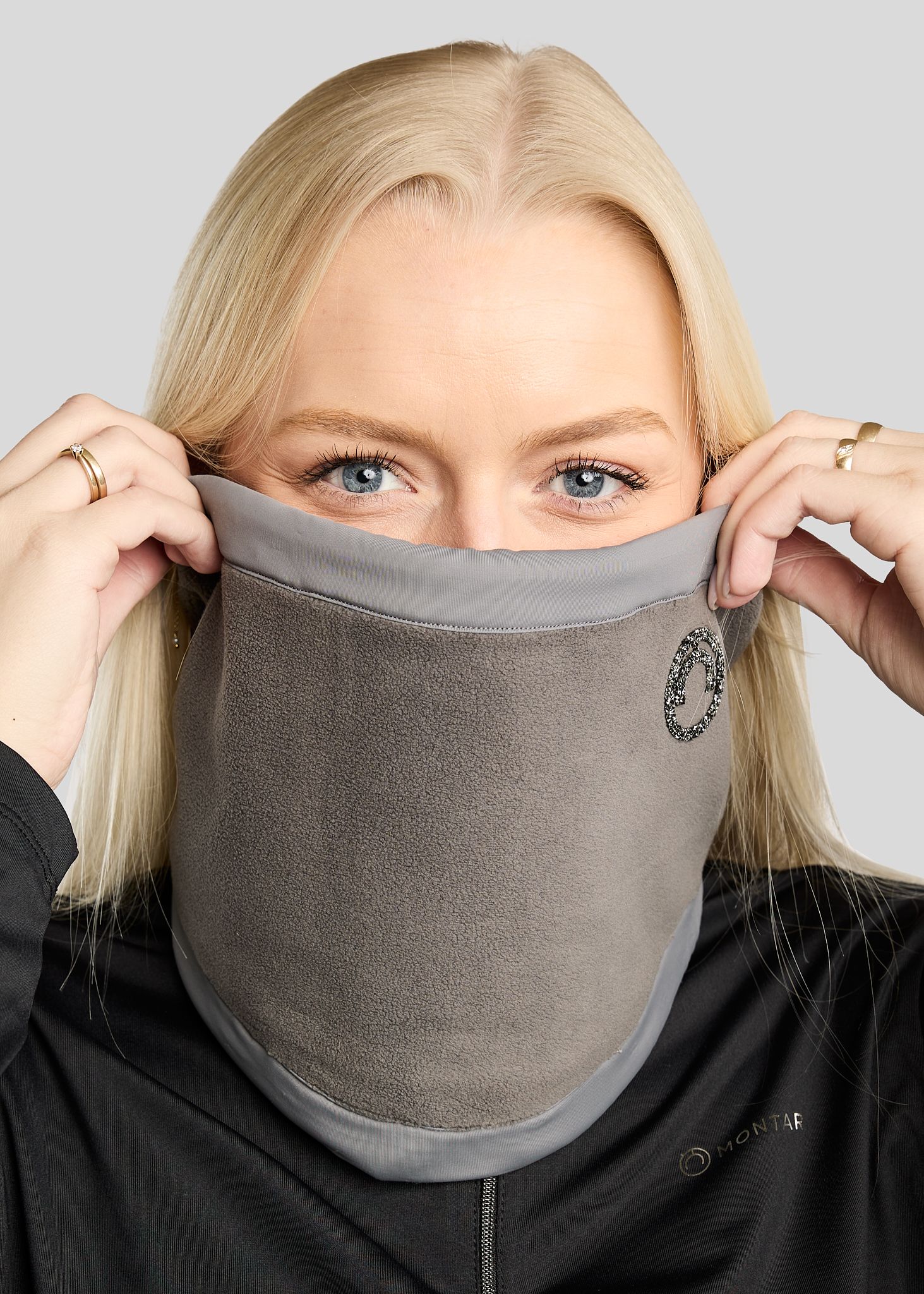 MoEllie Fleece Neckwarmer w. Gun Metal Crystal Tape Logo - Grey 