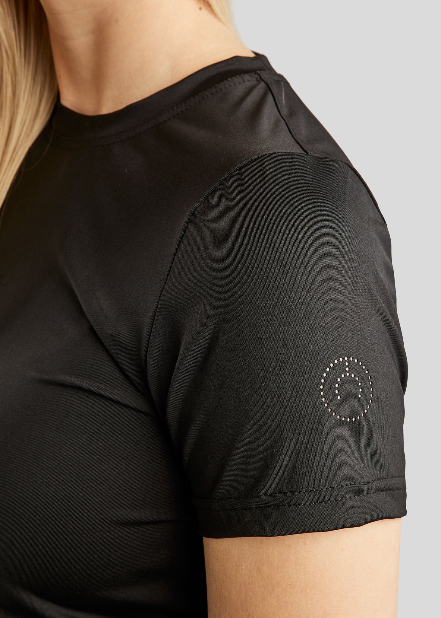 MoWendy Tee w. Lasercut Logo - Black 